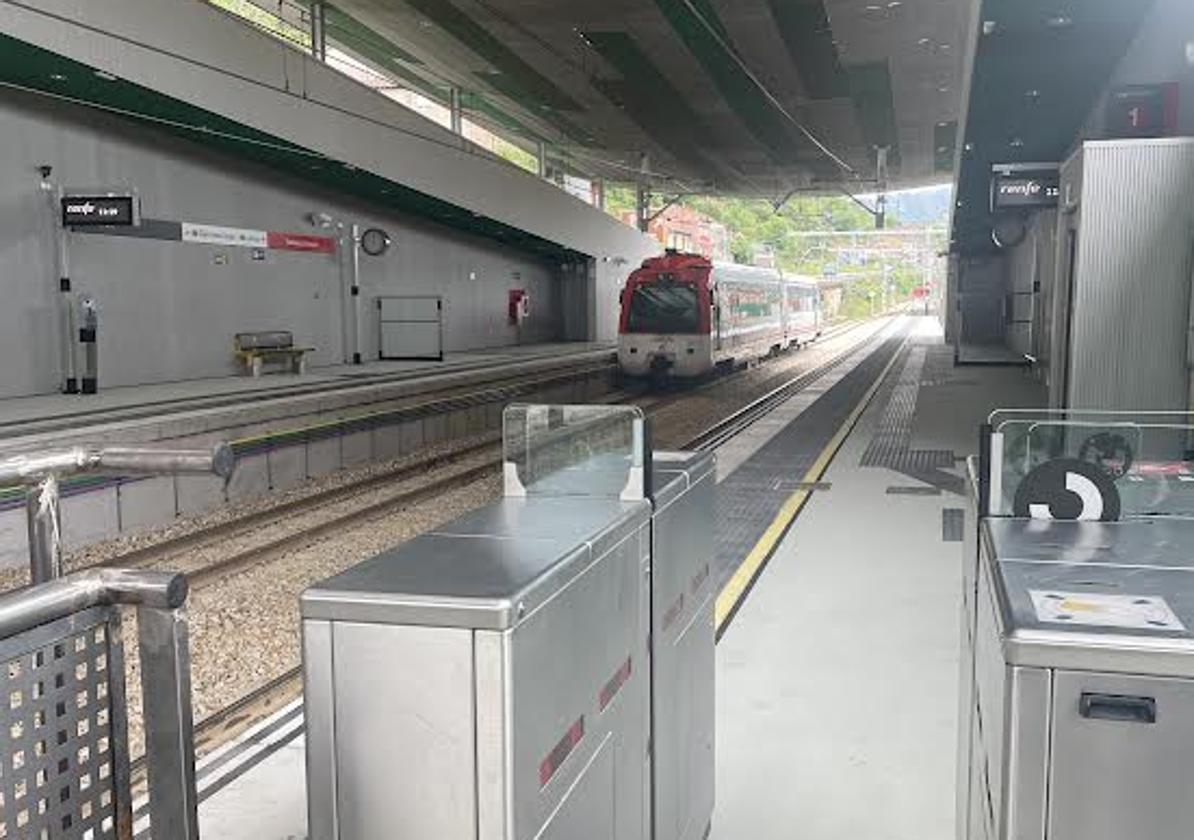 Un tren en Sama-Los Llerones.