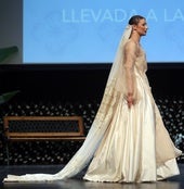 Una modelo desfila con un traje de novia de Lucila Gulías.