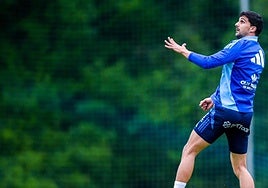 Pomares realiza un salto durante el entrenamiento de ayer.