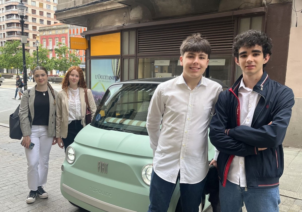 Lucía González, Lucía Casado, Alberto Castro y Guillermo Arrieta, con su Fiat Topolino, que se puede conducir a partir de los 15 años.