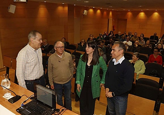 Arribas, Ballesteros, Noemí Núñez y Fernández Merino, conversan antes de su intervención.