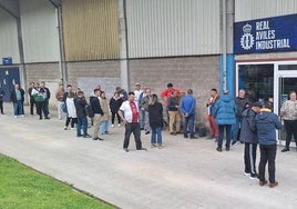 Colas en el Suárez Puerta para reservar plaza en los autobuses a Madrid.