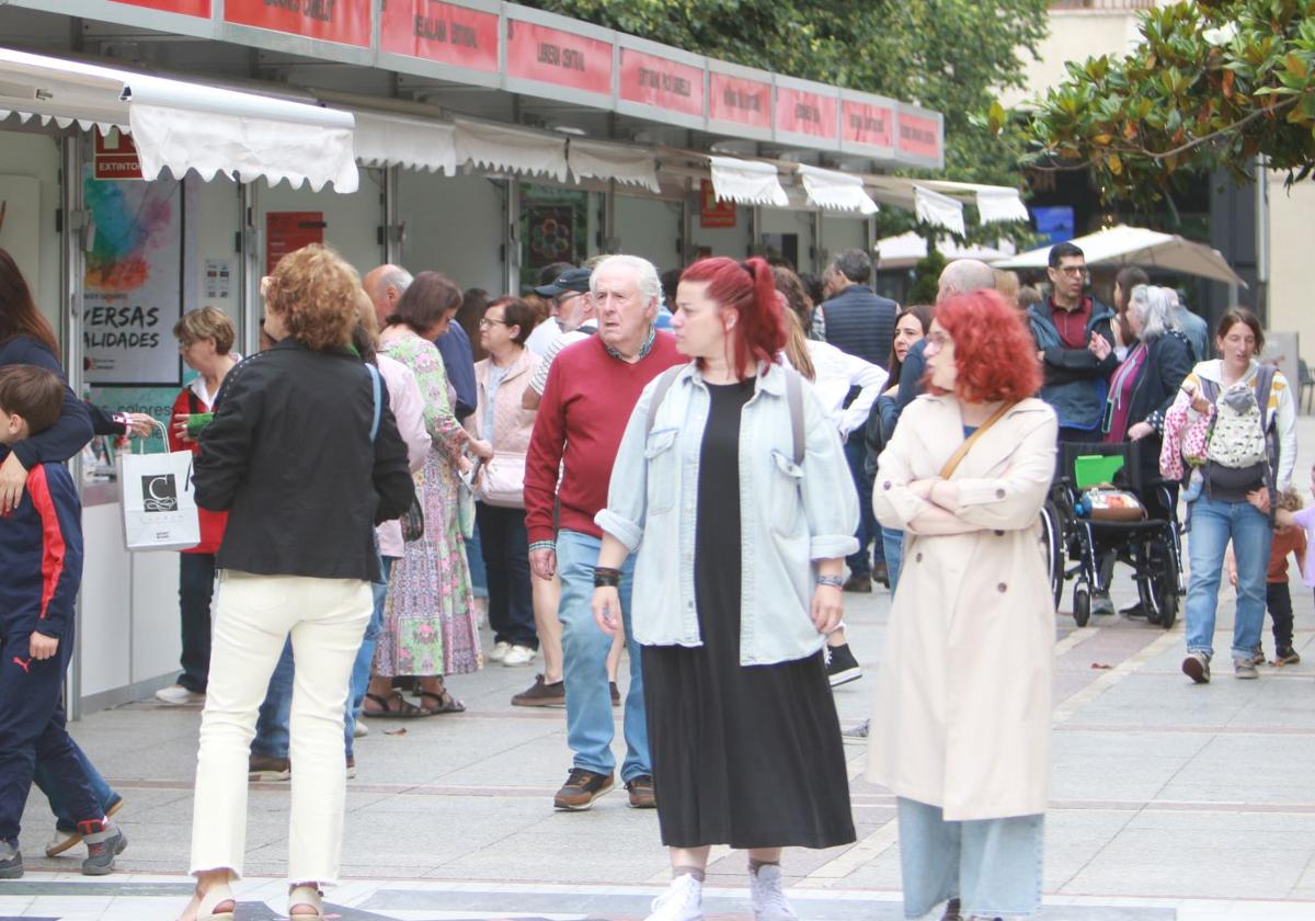 Asistentes a la Feria del Libro de Gijón de 2024.
