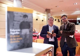 El escritor Fulgencio Argüelles, junto al jefe de Edición de EL COMERCIO, Miguel Rojo, en la presentación de 'El desván de las musas' en Oviedo.