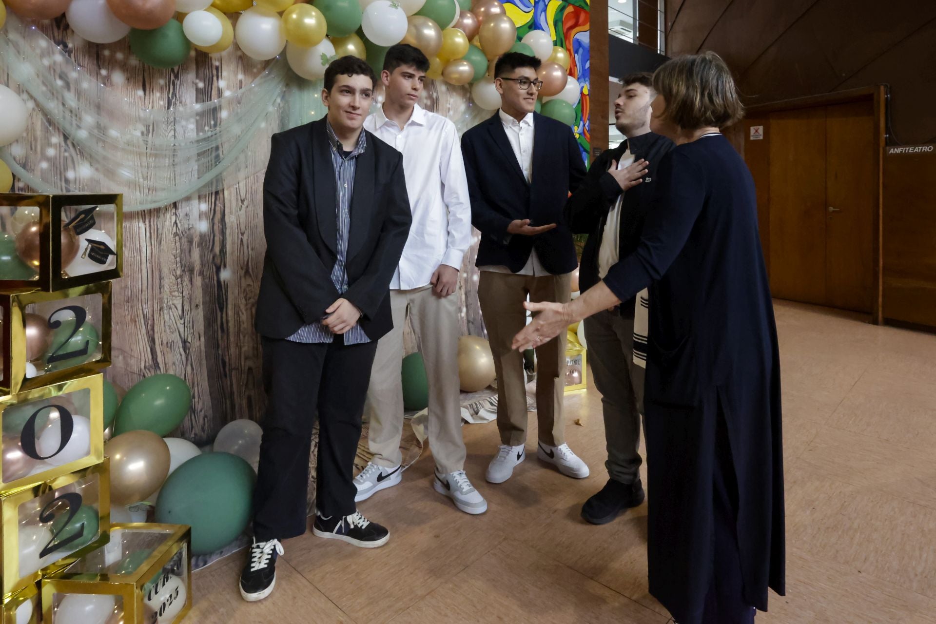 Noventa alumnos del Padre Feijoo de Gijón celebran su graduación