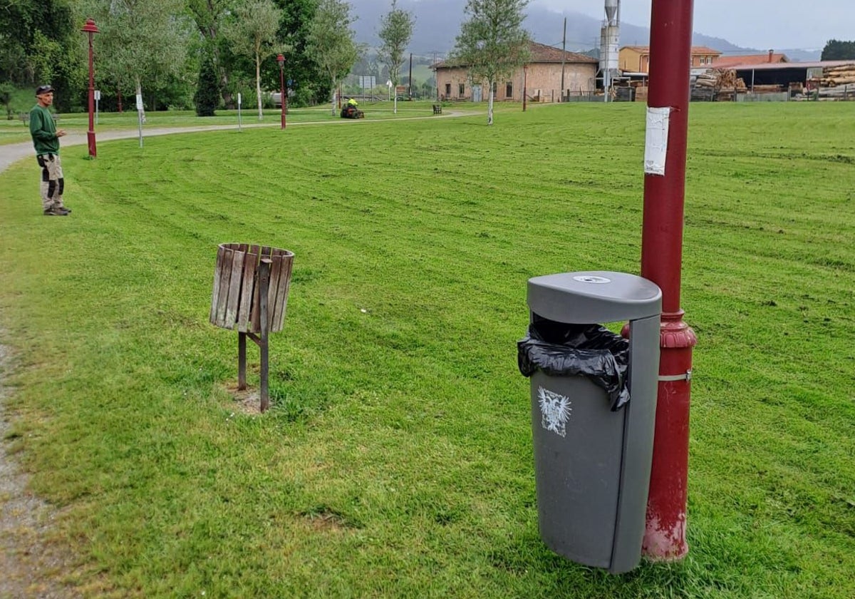 El nuevo contrato de limpieza de Villaviciosa permite colocar nuevas papeleras