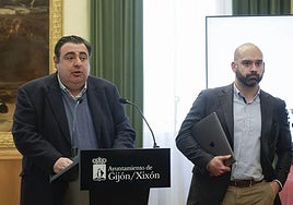 Los concejales Pelayo Barcia y Jesús Martínez Salvador, en el Ayuntamiento.