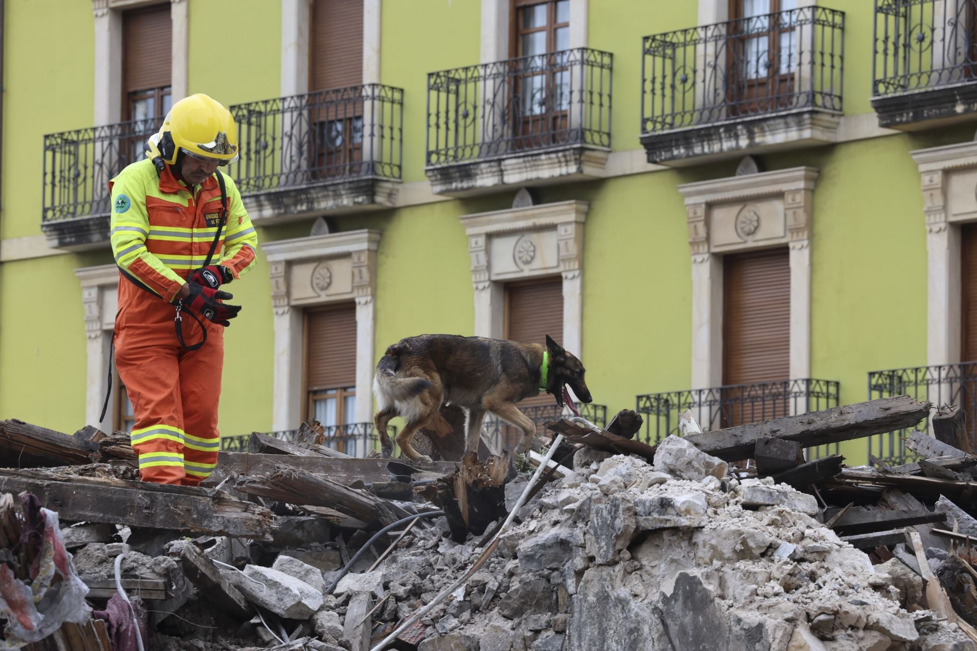 Simulacro de búsqueda de personas entre escombros en el edificio de la plaza de Europa, en Gijón
