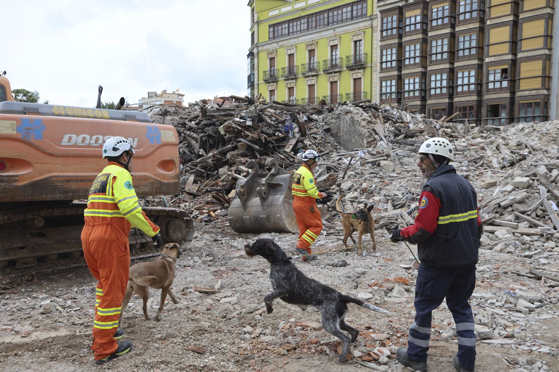 Simulacro de búsqueda de personas entre escombros en el edificio de la plaza de Europa, en Gijón