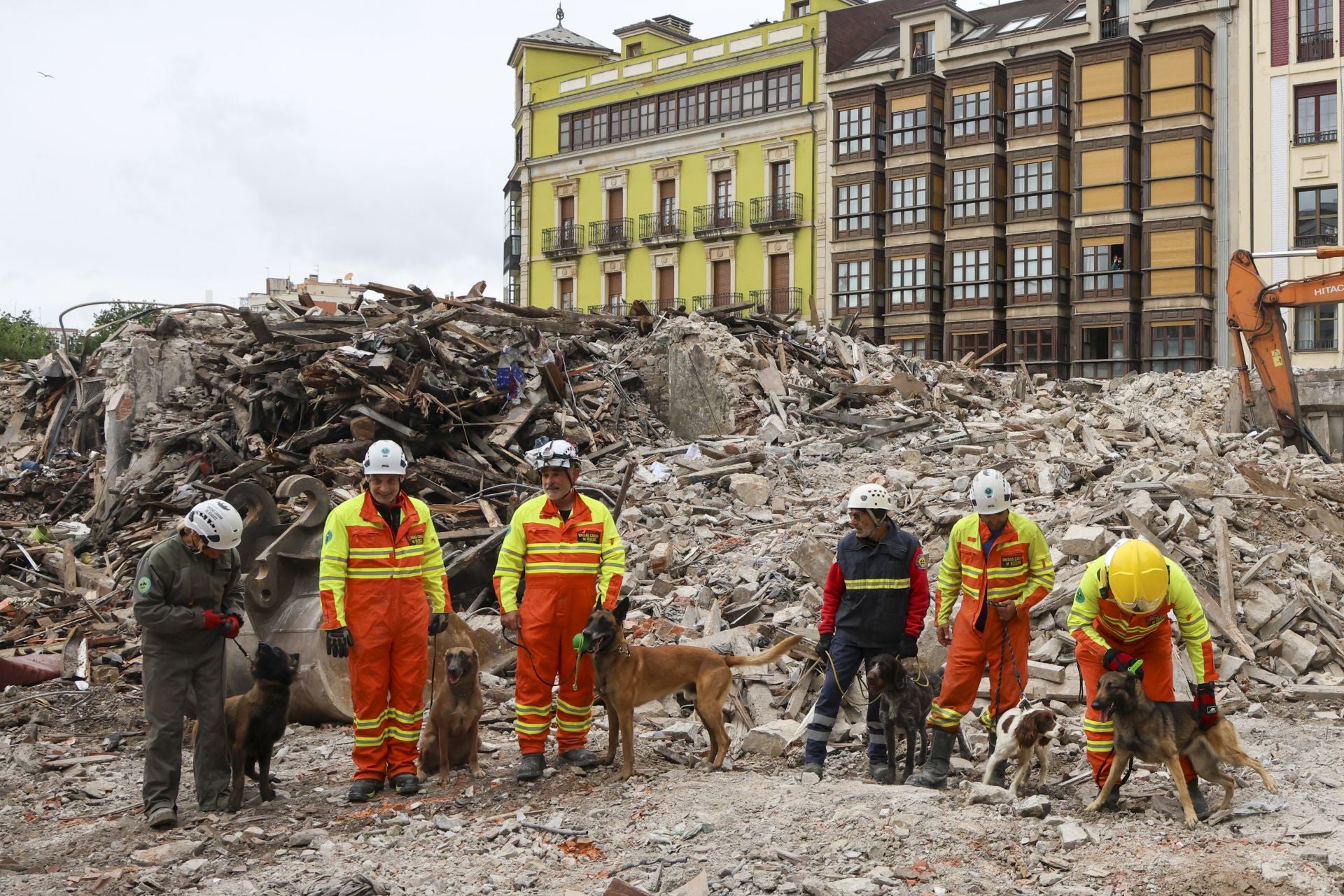 Simulacro de búsqueda de personas entre escombros en el edificio de la plaza de Europa, en Gijón