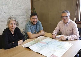 María Luisa Muñiz y Bryan Calvo, de la asociación de vecinos de San Andrés de los Tacones, con el edil Gilberto Villoria.