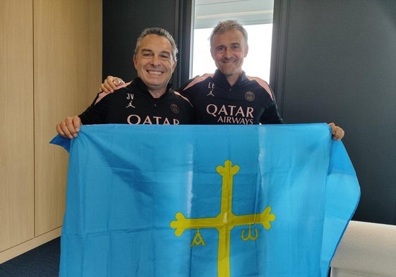 t Luis Enrique y Joaquín Valdés, el pasado miércoles,con la bandera deAsturias en la ciudad deportiva del PSG.