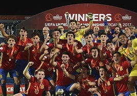Álvaro Fernández, de amarillo en el centro, con Santi Denia a su espalda, tras ganar el Europeo de Croacia Sub-17 con la Selección Española de Fútbol en el año 2017. EFE