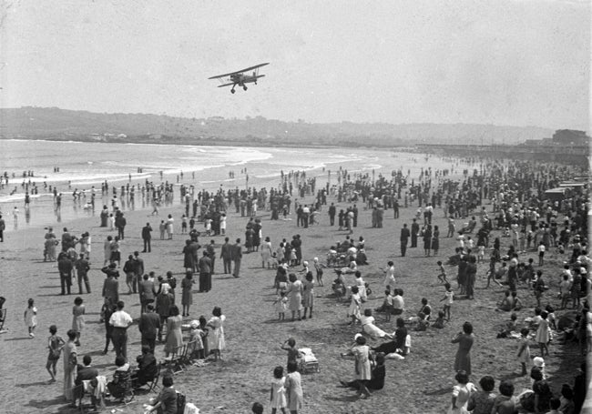 Aeroplano sobre la playa de San Lorenzo h. 1940.