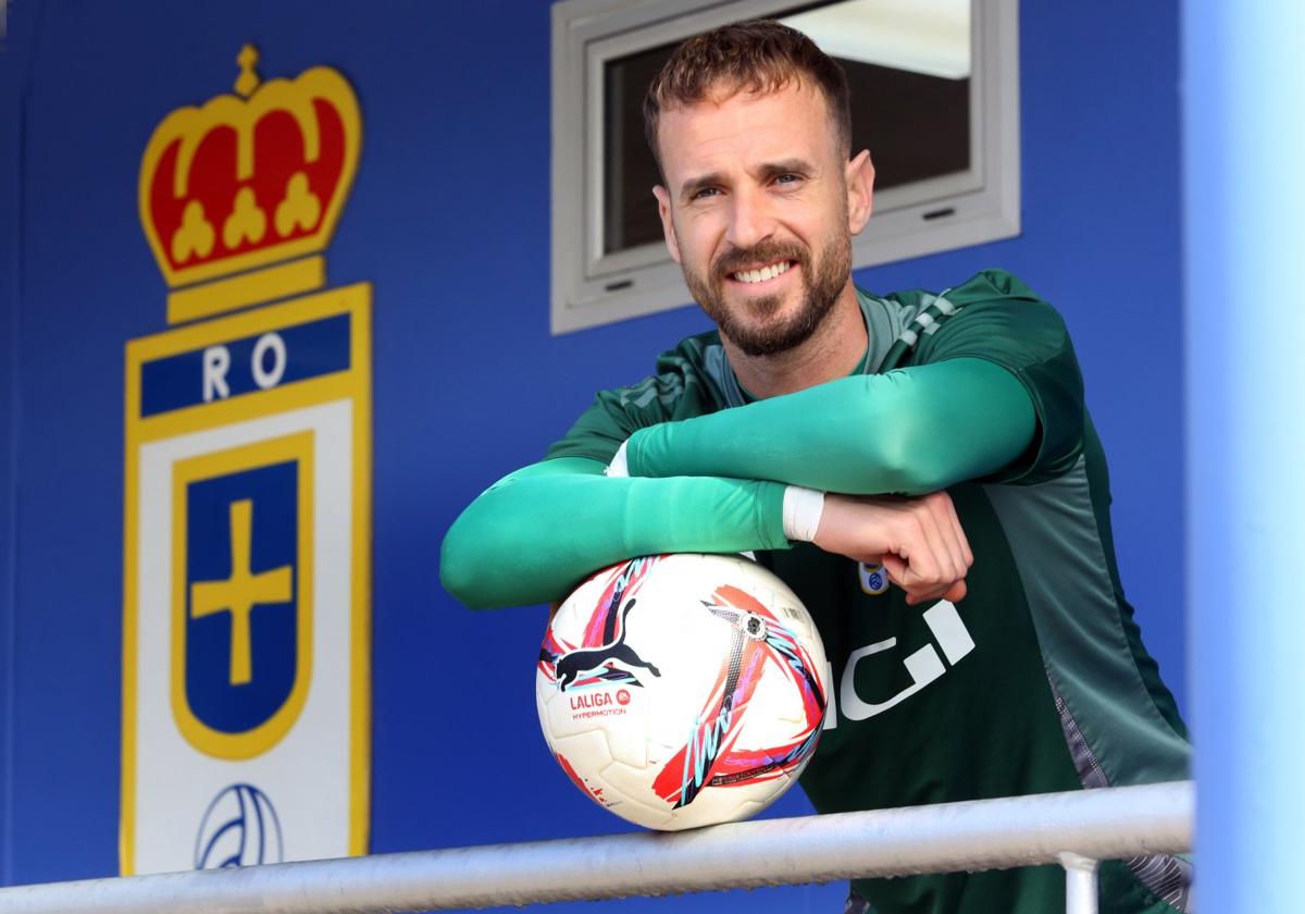 Aarón Escandell, portero del Real Oviedo: «Debemos tener en la cabeza nuestro objetivo, que es ganar»