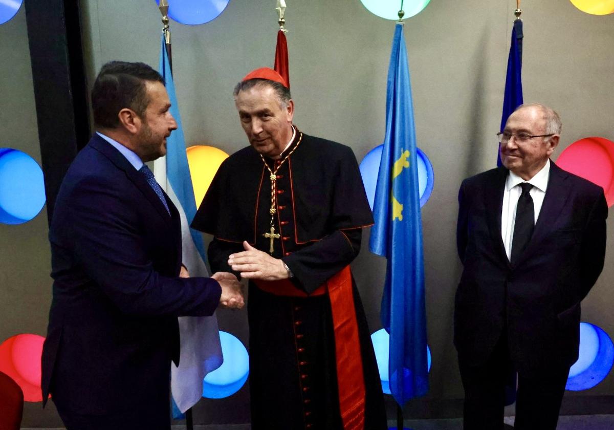 El cardenal Ángel Fernández Artime durante la entrega de los premios de la Cámara de Comercio de Avilés.
