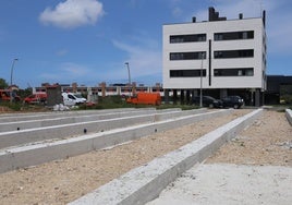 Cimentación sobre la que se colocarán los módulos prefabricados que albergarán el consultorio de La Camocha mientras duren las obras del nuevo edificio.