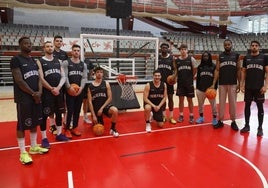 La plantilla del Círculo Gijón Noega Baloncesto ultima la preparación en el Palacio de los Deportes de Gijón, donde empieza hoy la competición para subir a Segunda FEB.