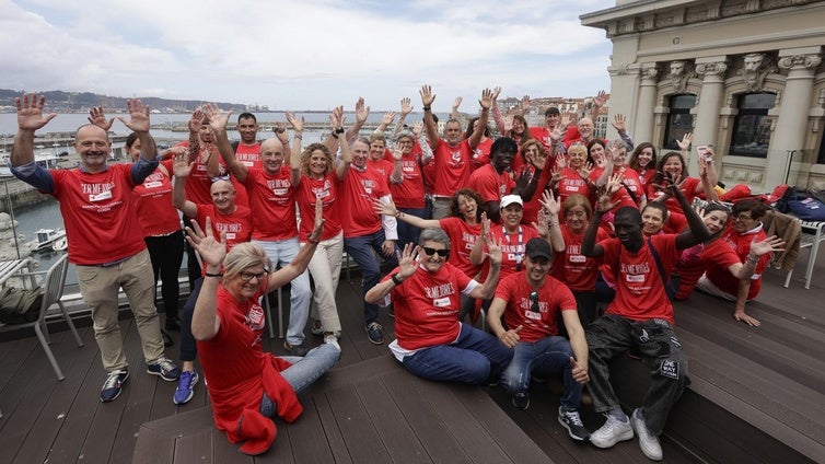 Una treintena de voluntarios de Cruz Roja, con la camiseta de la marcha, en la terraza del edificio Spaces, actual sede de EL COMERCIO.