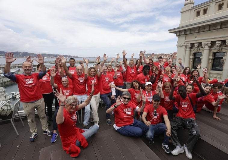 Una treintena de voluntarios de Cruz Roja, con la camiseta de la marcha, en la terraza del edificio Spaces, actual sede de EL COMERCIO.
