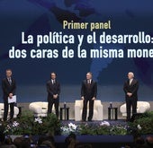 Los expresidentes Mauricio Macri (Argentina), José María Aznar (España), Dionisio Gutiérrez (moderador), Andrés Prastana (Colombia) y Felipe Calderón (México), durante su participación en Oviedo