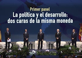 Los expresidentes Mauricio Macri (Argentina), José María Aznar (España), Dionisio Gutiérrez (moderador), Andrés Prastana (Colombia) y Felipe Calderón (México), durante su participación en Oviedo