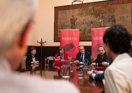 La alcaldesa de Avilés, en el centro, firmó este miércoles el convenio con la Universidad Nebrija en Madrid.
