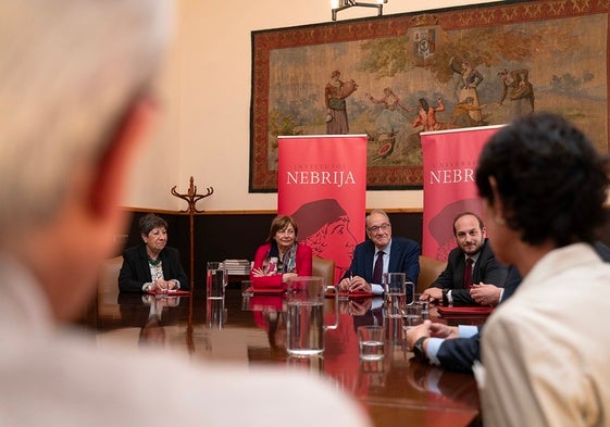 La alcaldesa de Avilés, en el centro, firmó este miércoles el convenio con la Universidad Nebrija en Madrid.