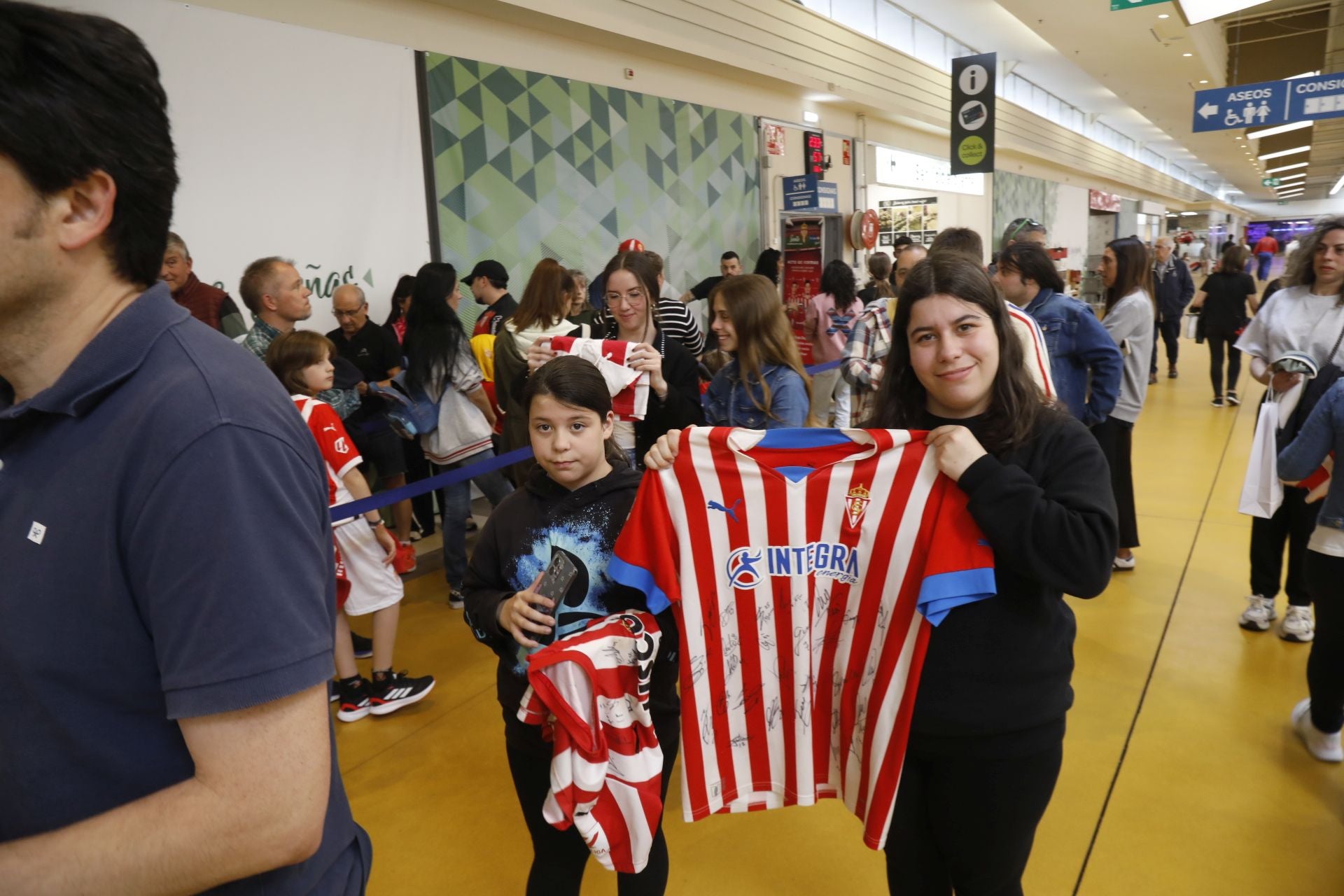 Largas colas para estar con Nacho Martín y Nico, jugadores del Sporting de Gijón