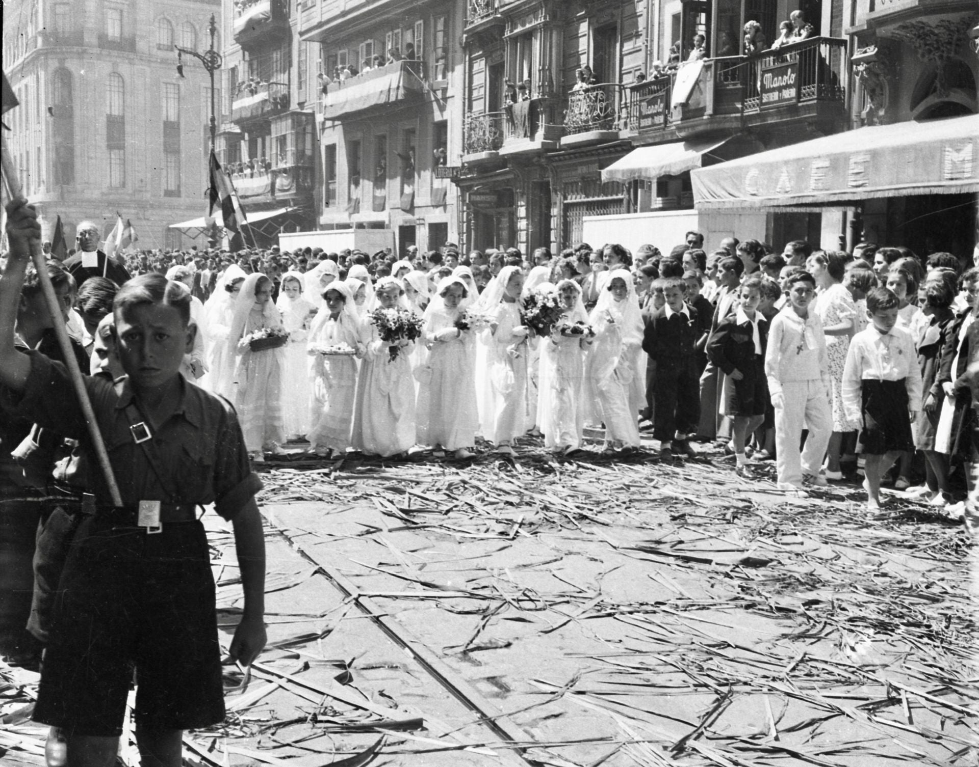 Más historia de Asturias rescatada: las fotografías de Foto Ángel que viajan al siglo pasado