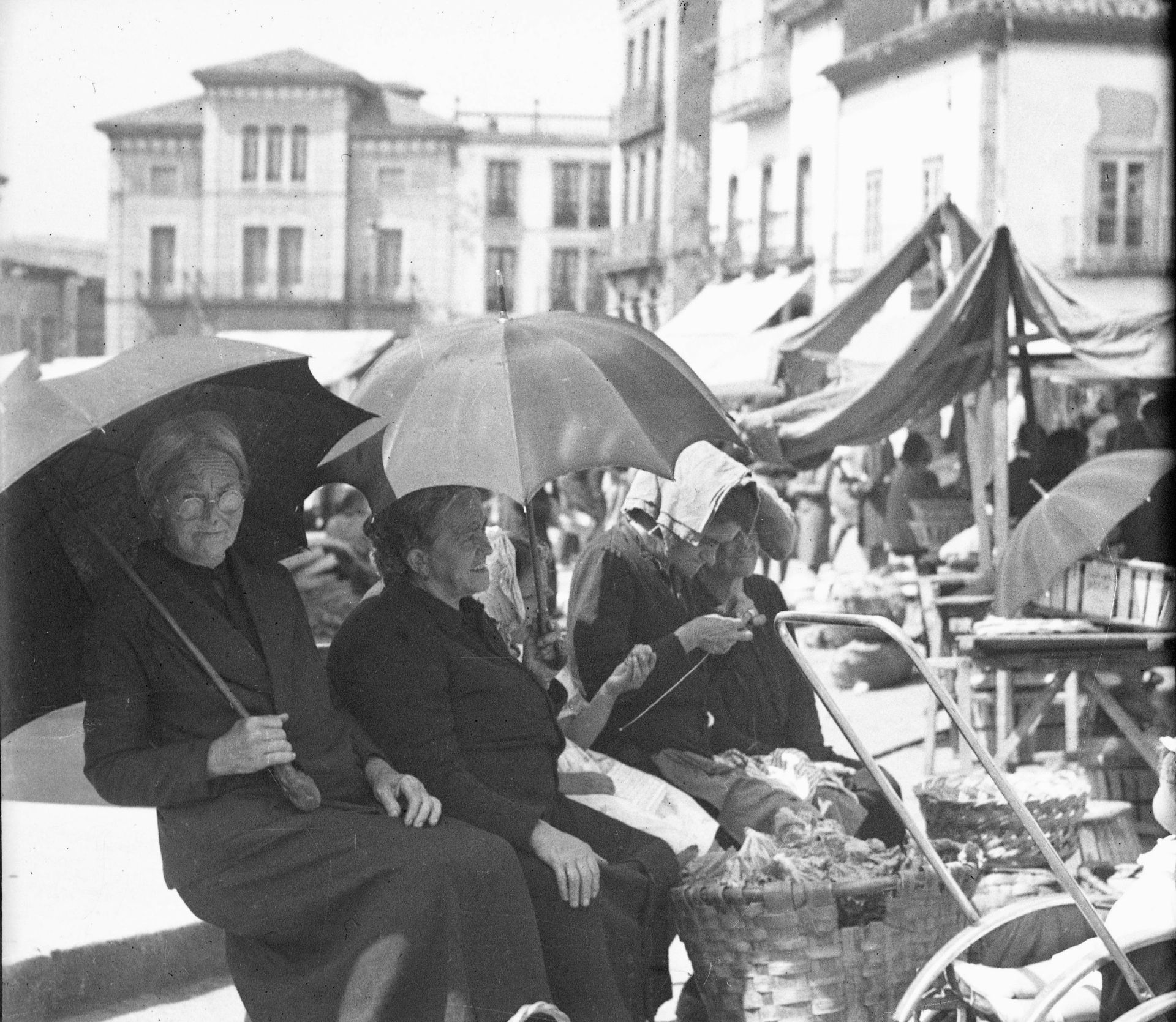 Más historia de Asturias rescatada: las fotografías de Foto Ángel que viajan al siglo pasado
