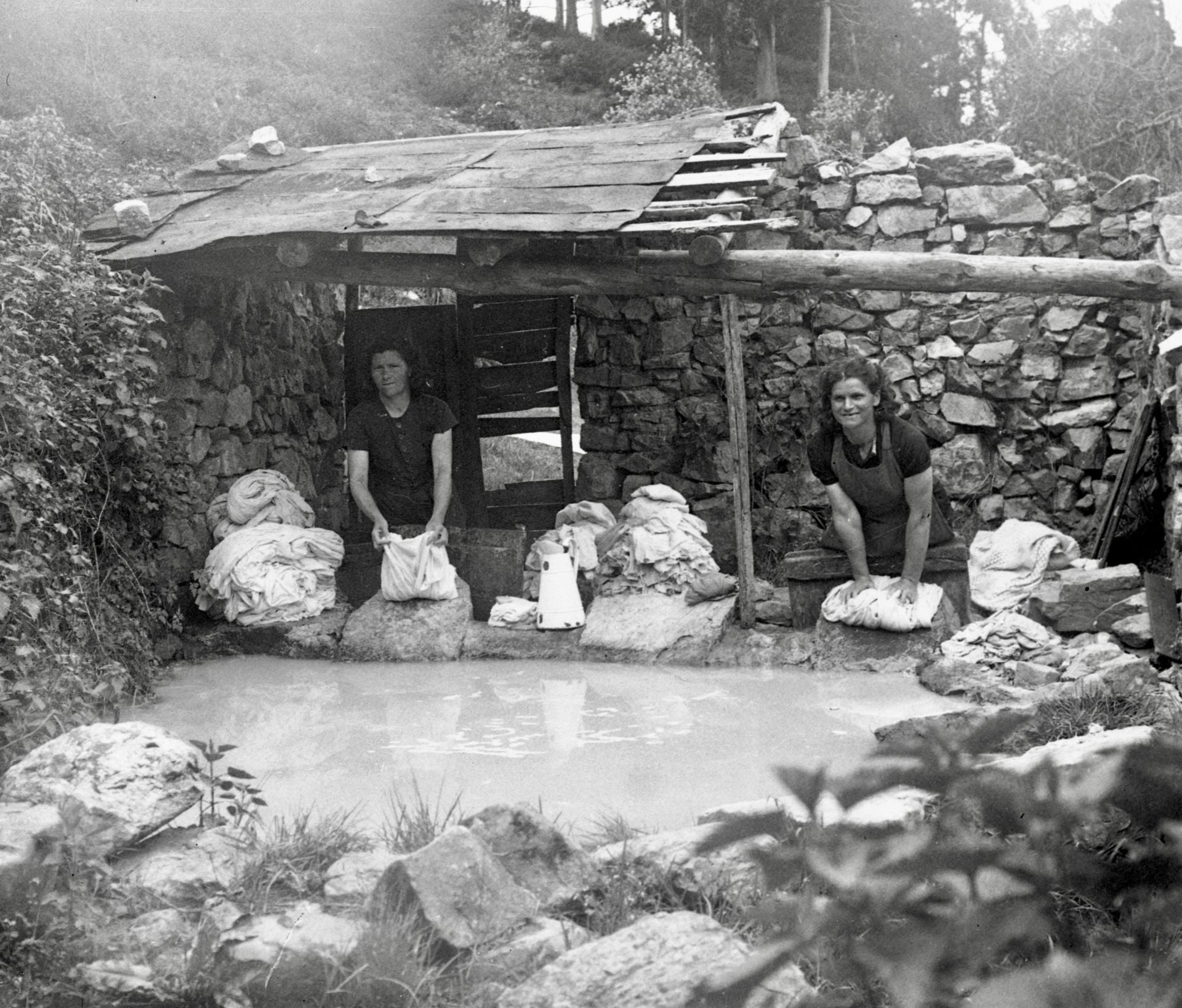 Más historia de Asturias rescatada: las fotografías de Foto Ángel que viajan al siglo pasado