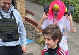Alejandro Cano (Cano Calle) con el chaleco lastrado, Rebeca Tenorio (Doctora Arco Iris de Narices Azules Doctores Payasos, con Javi Gómez Piera