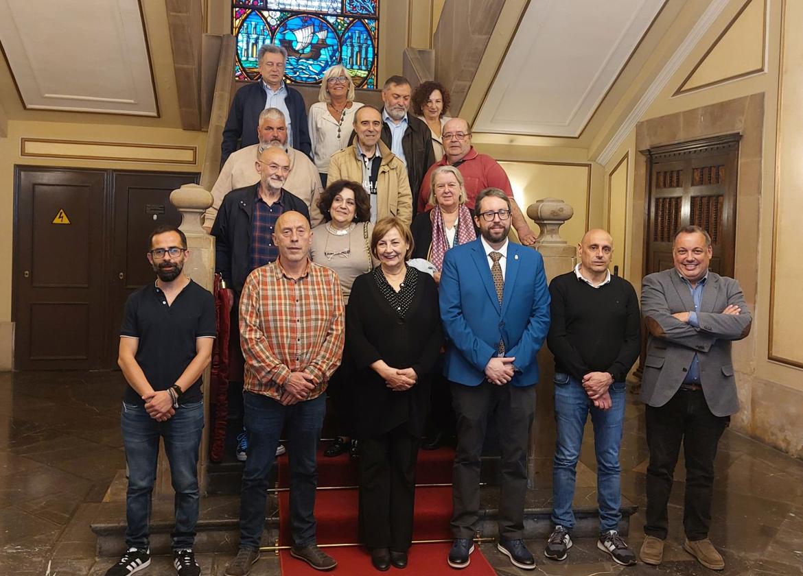 Foto de familia de parte de la Corporación municipal con diez de los 29 trabajadores municipales que se jubilaron el año pasado.