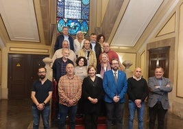 Foto de familia de parte de la Corporación municipal con diez de los 29 trabajadores municipales que se jubilaron el año pasado.