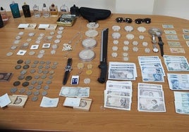 Monedas, billetes y resto de material incautado.