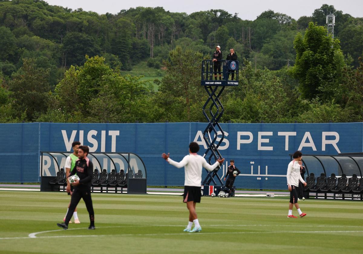 Luis Enrique, con gorra blanca, a la derecha, ayer, durante el entrenamiento del PSG.