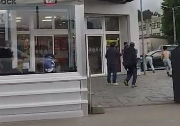 Momento de la agresión con arma blanca que tuvo lugar ayer por la tarde en Navia.