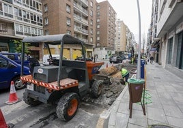 Los obreros realizan las labores de reparación del carril bus en la avenida de Pablo Iglesias.