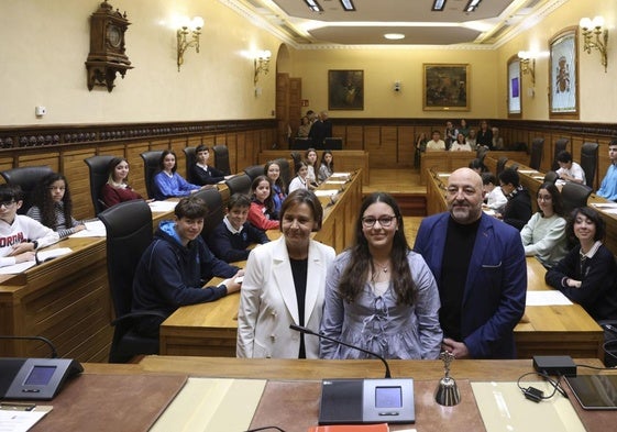 La alcaldesa, Carmen Moriyón; Leire Pereira, alumna del IES Doña Jimena que hizo las veces de alcaldesa, y el edil de Servicios Sociales, Guzmán Pendás, con los representantes del Consejo de Infancia en el Ayuntamiento de Gijón.