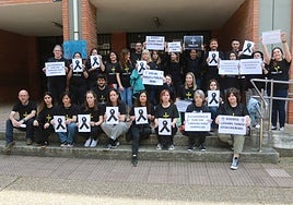 Claustro del colegio público Laviada, de Gijón, concentrados hoy a favor de la huelga.