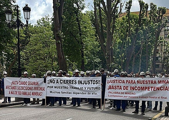 La cabeza de la protesta en Oviedo por el cese de la actividad minera.
