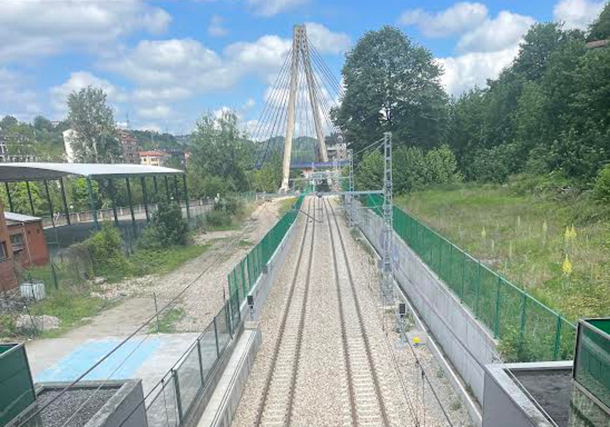 La salida de la estación de Sama-Los Llerones dirección Gijón.
