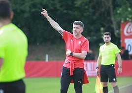 Samuel da instrucciones durante el partido ante el Covadonga.