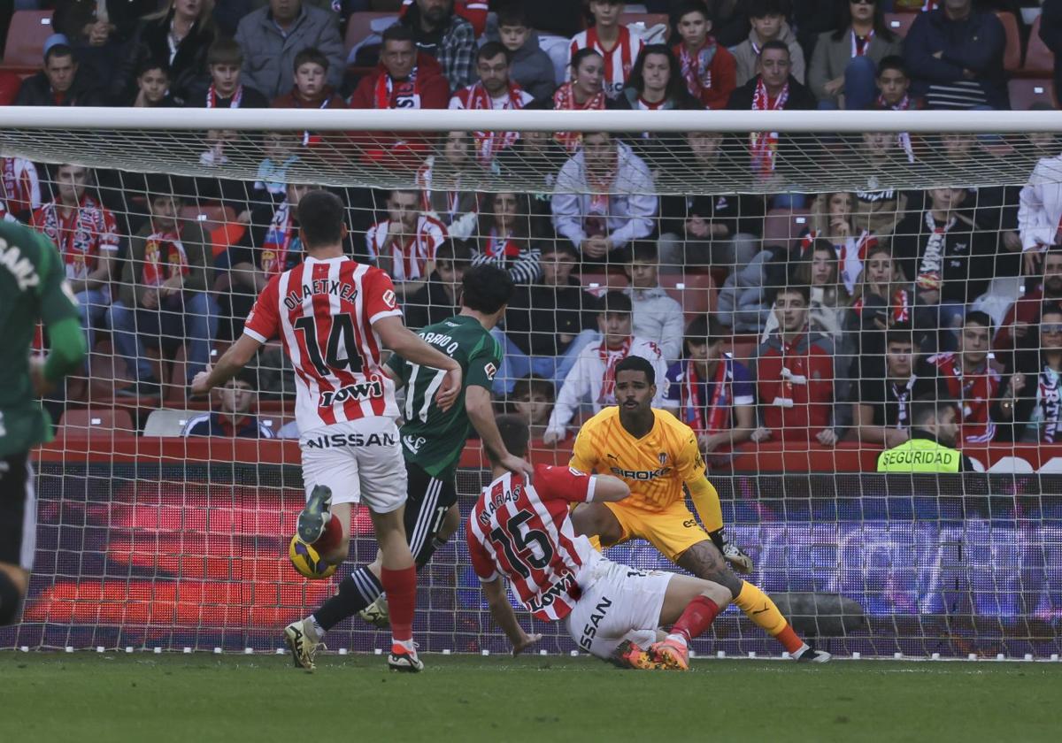 Dorrío anota un gol en El Molinón en el encuentro entre el Sporting y el Racing de Ferrol.