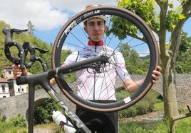 Benjamín Noval con su bicicleta junto al Puente d' Arcu, cerca de su domicilio en Pola de Laviana.