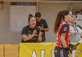 Natasha Lee anima a sus jugadoras durante un partido.