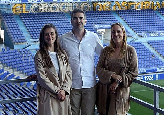 t Marcos Suárez flanqueado por Andrea Suárez y María Suárez, entrenadora y directora general del equipo femenino.