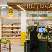 Una trabajadora en un establecimiento de Alimerka