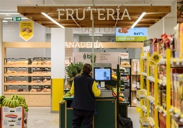 Una trabajadora en un establecimiento de Alimerka